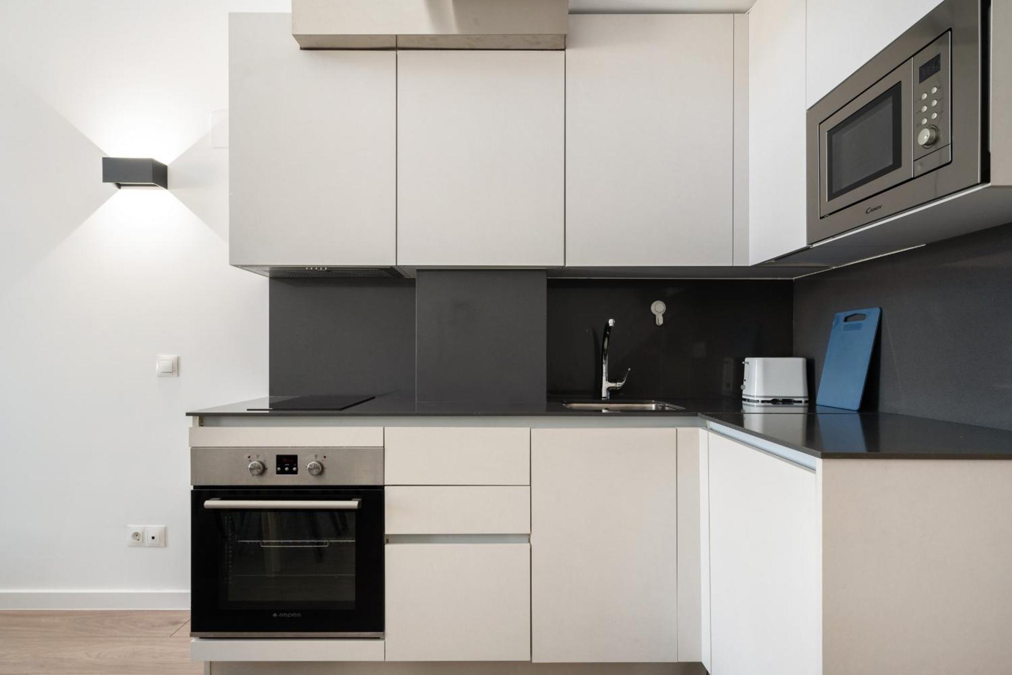 Apartamentos Reformados Con Garajes Incluido Сан-Себастиан-де-лос-Рейес Экстерьер фото